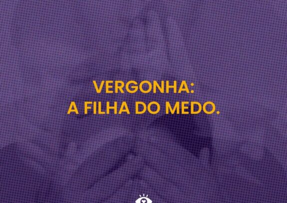 Vergonha é filha do medo — do medo de não sermos aceitos, amados, reconhecidos, pertencentes. Ela não grita, mas queima por dentro. Em silêncio, nos rouba o olhar, contrai o corpo e sussurra que é melhor não sermos vistos. Antes mesmo de sabermos nomear o que sentimos, ela já está lá, como um reflexo antecipado de rejeições passadas.