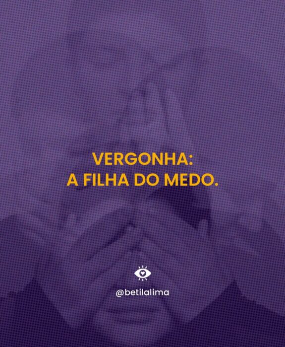 Vergonha é filha do medo — do medo de não sermos aceitos, amados, reconhecidos, pertencentes. Ela não grita, mas queima por dentro. Em silêncio, nos rouba o olhar, contrai o corpo e sussurra que é melhor não sermos vistos. Antes mesmo de sabermos nomear o que sentimos, ela já está lá, como um reflexo antecipado de rejeições passadas.